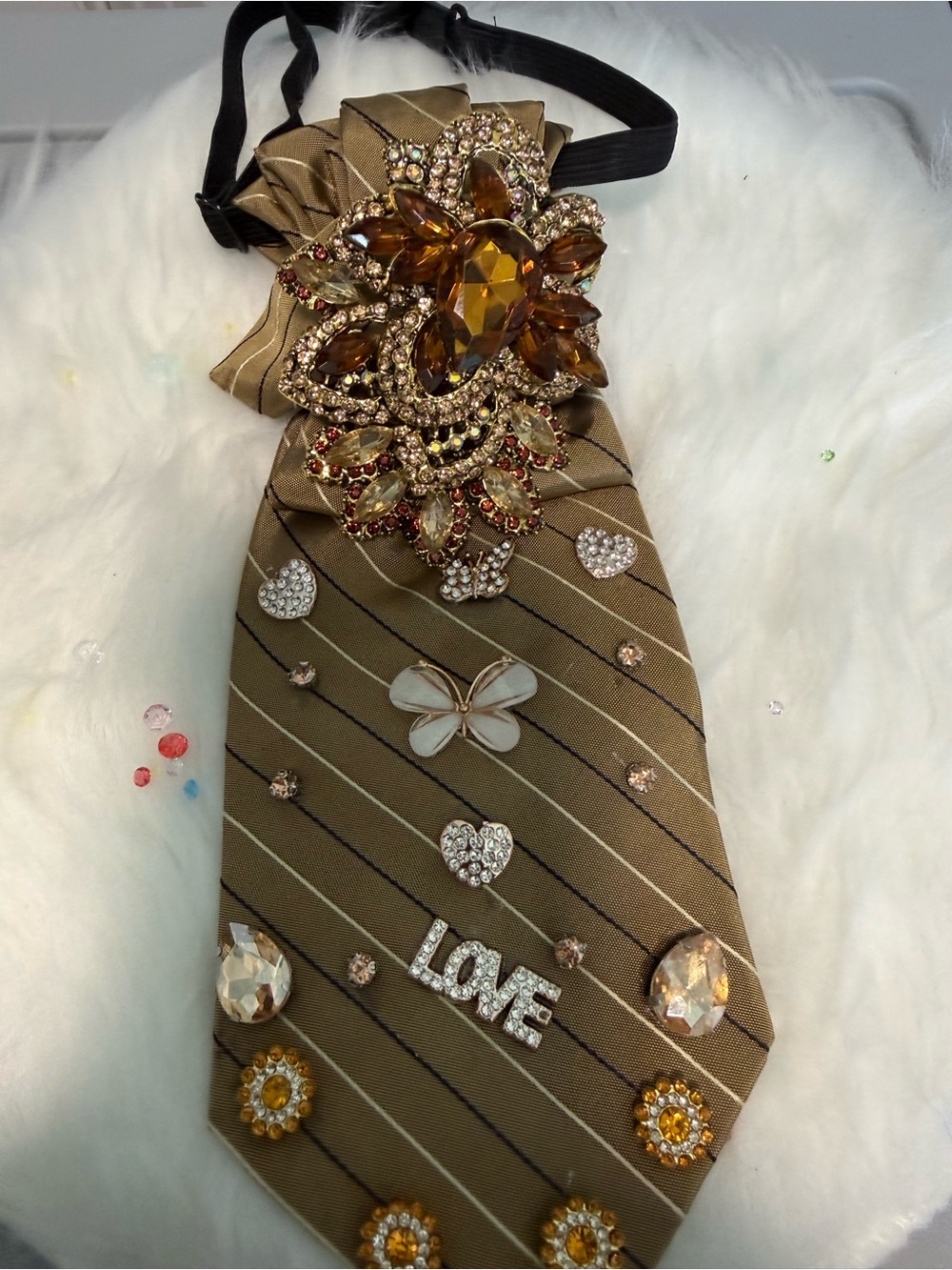 Brown Junk tie with beautiful cluster brooch.